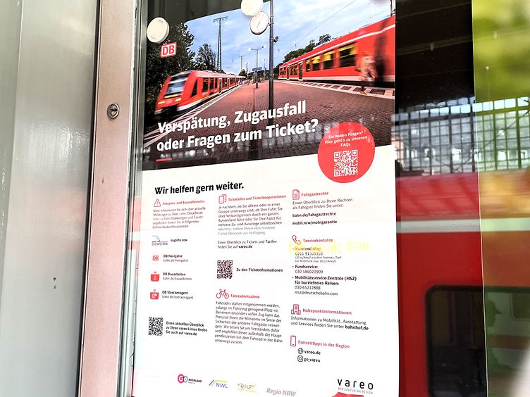 Serviceplakat an einem Haltepunkt im vareo-Netz