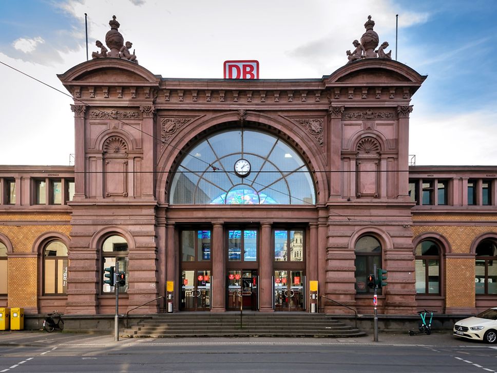 Blick auf den Haupteingang vom Hauptbahnhof in Bonn