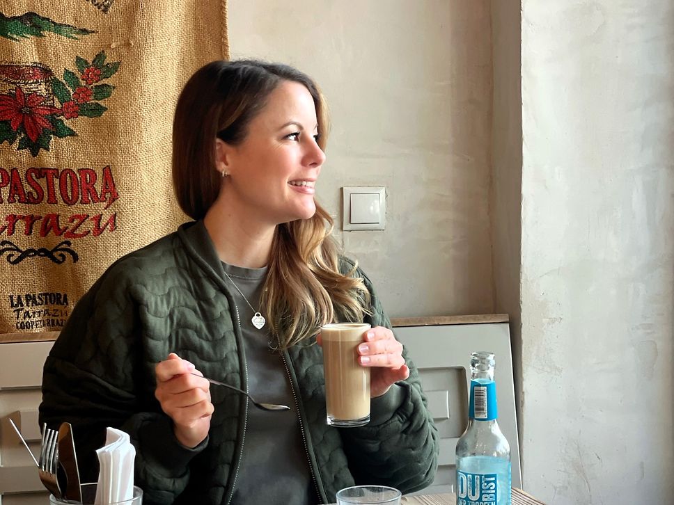 Influencerin missbonnebonne in einem Café in Bonn