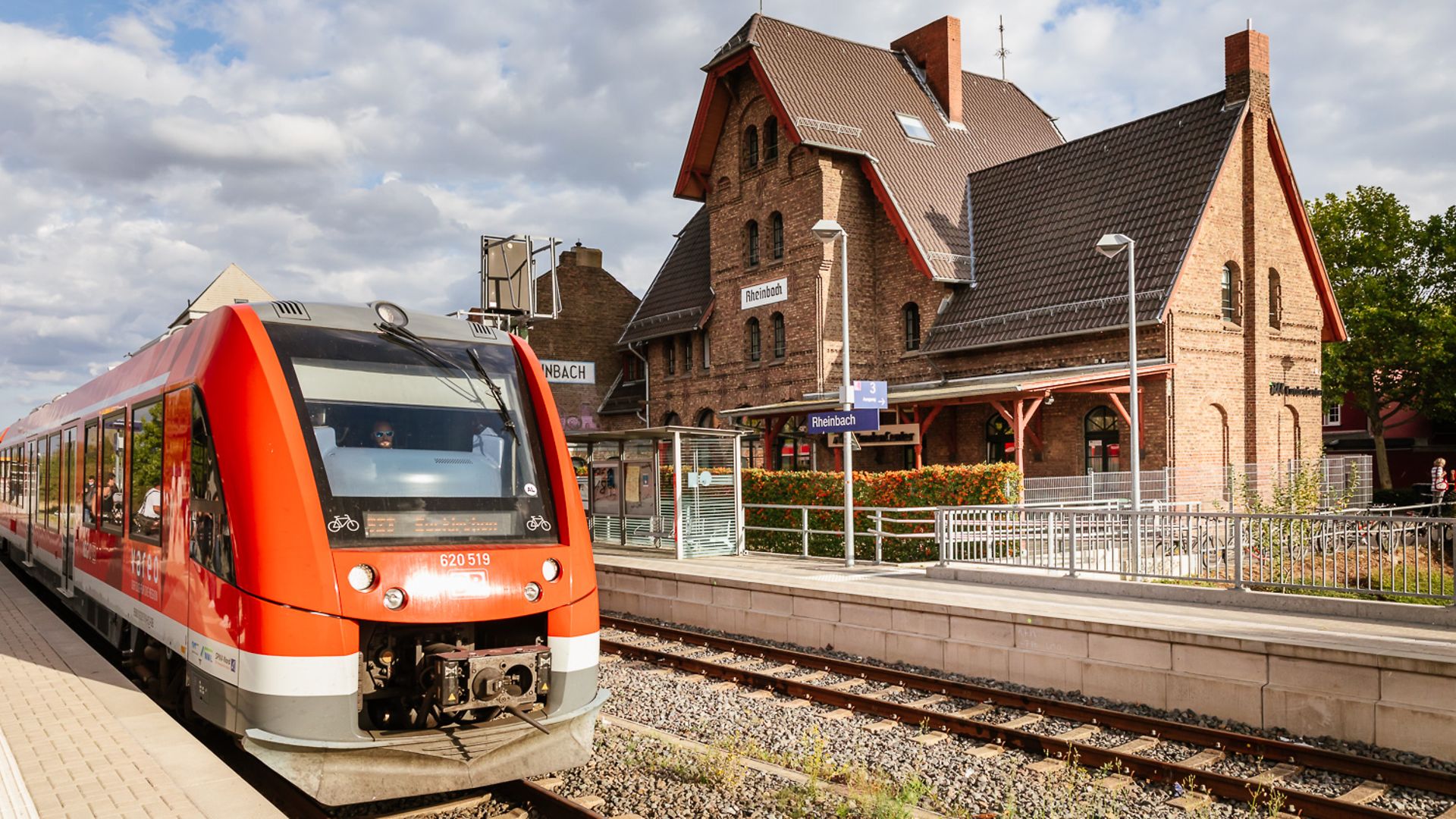 vareo-zug bei der Einfahrt am Bahnhof in Rheinbach