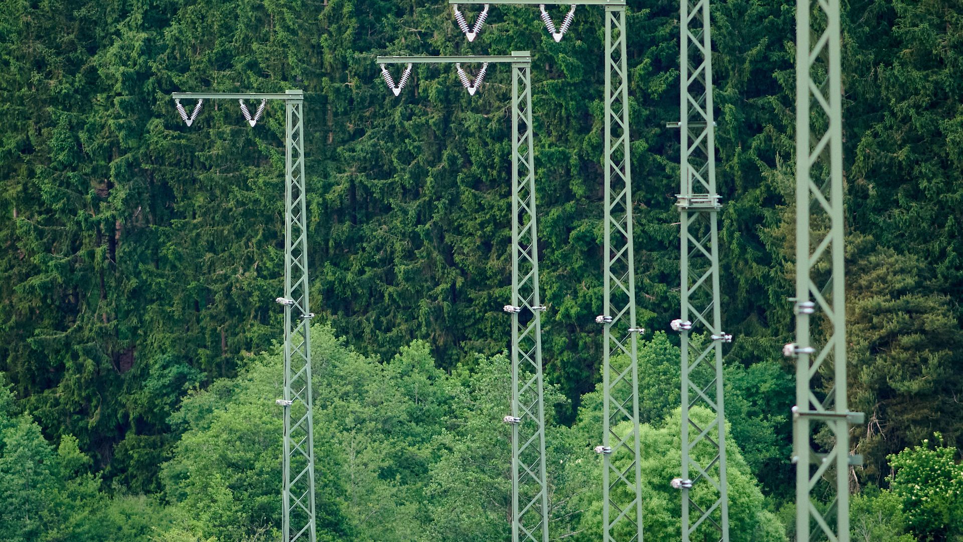 Oberleitungsmasten an der Eifelstrecke bei Blankenheim am 15.06.2025.. Die Oberleitung ist noch nicht angebracht.