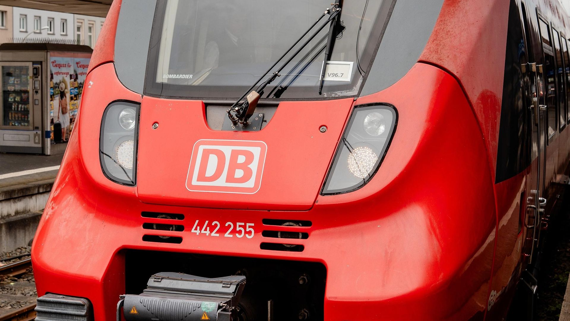 Front eines ET "Talent 2" bei der Einfahrt in einen Bahnhof