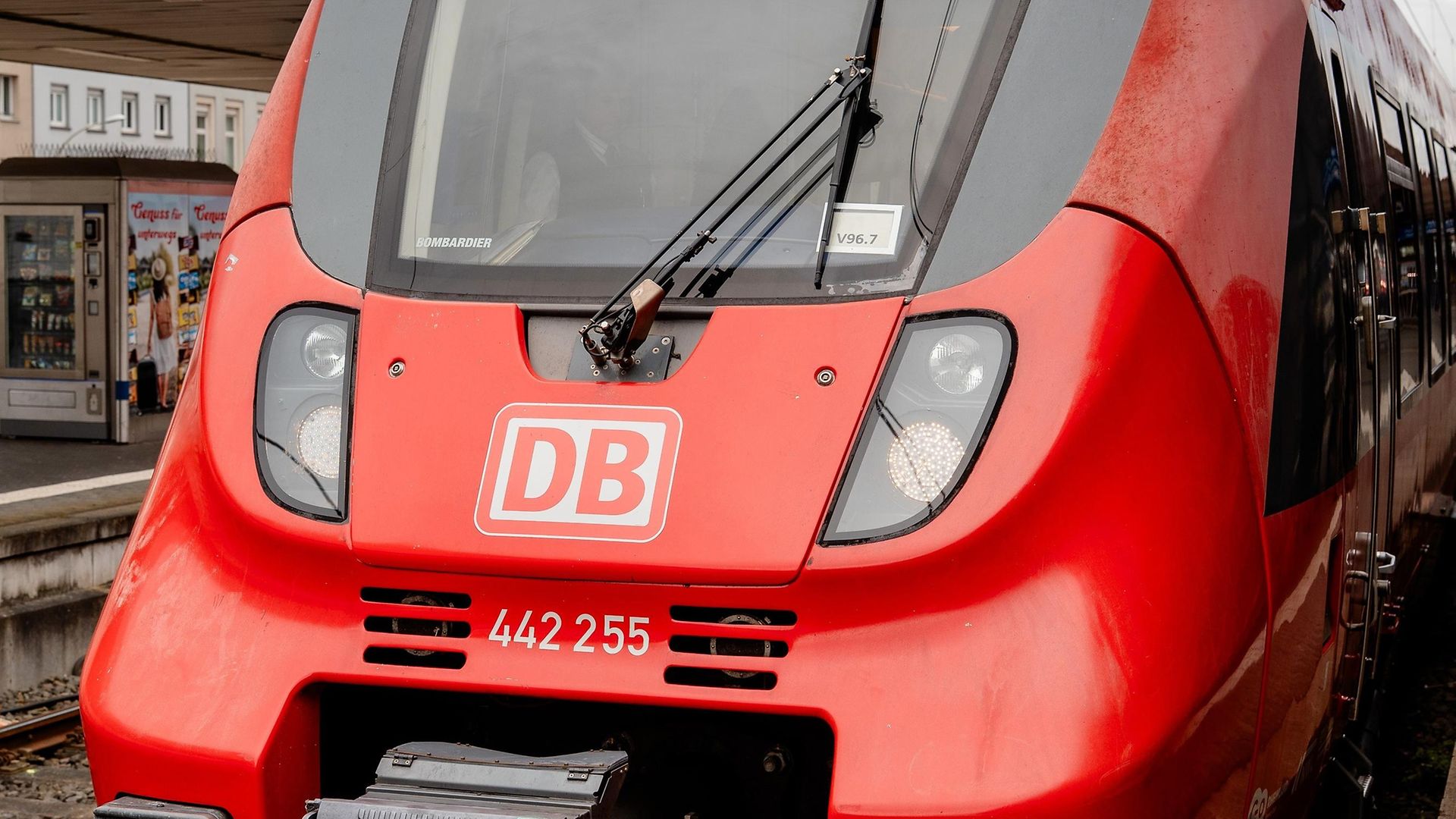 Frontansicht eines ET Talent 2 am Bahnhof