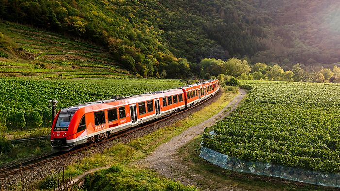 Ahrtalbahn auf der Fahrt durch das Ahrtal