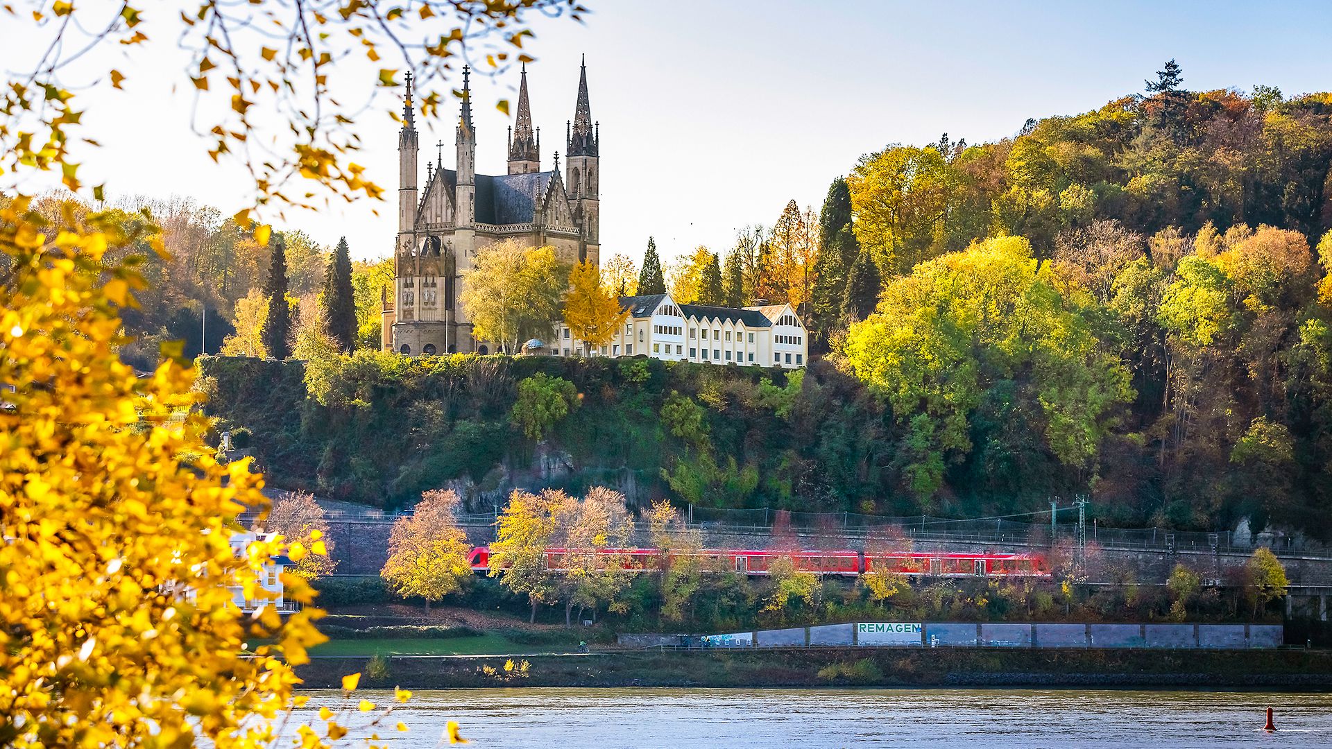 Ahrtalbahn auf der Fahrt durch das Ahrtal