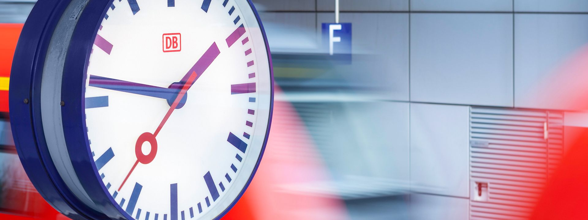 Quelle: DB AG / Axel Hartmann Bahnhofsuhr am Gleis
