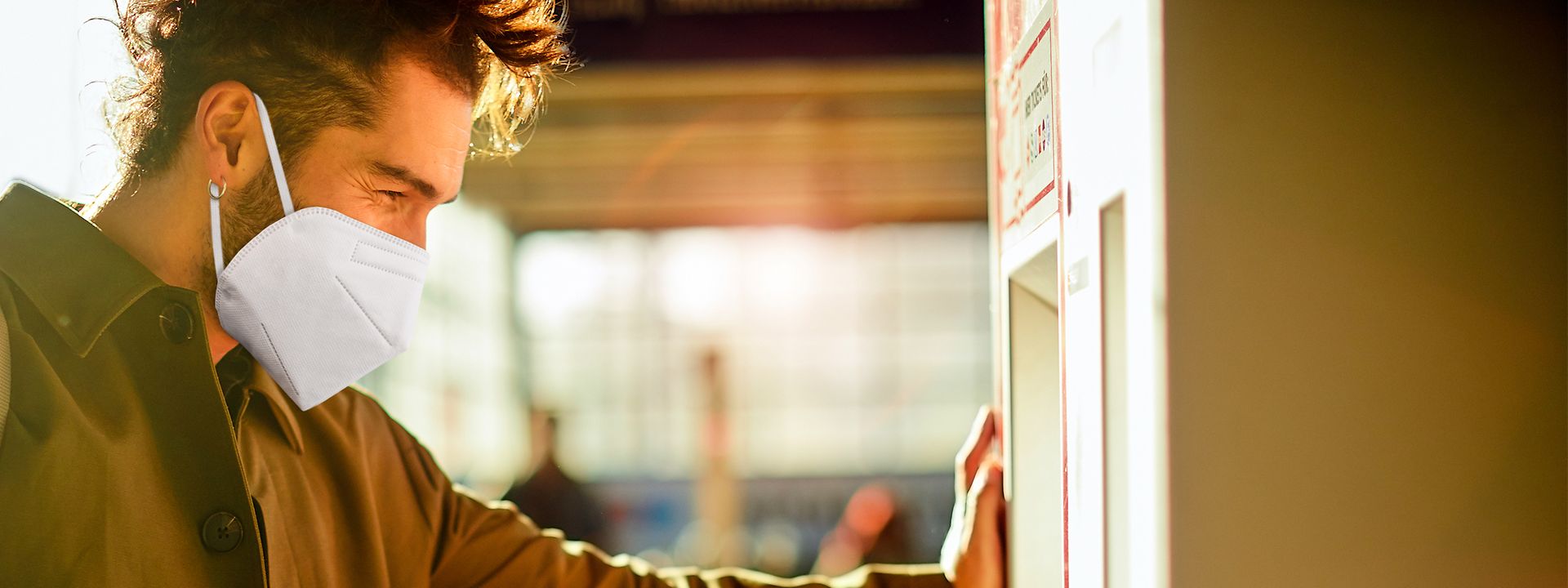 Quelle: istock.com / Tempura, Vladimir Vladimirov Mann am Fahrkartenautomaten