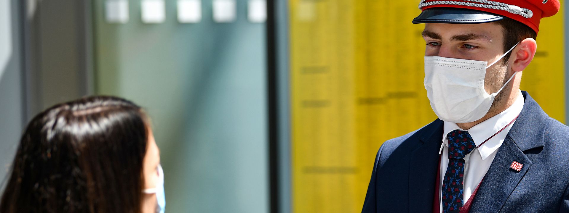 Quelle: DB AG / Oliver Lang Bahnsteigaufsicht im Kundengespraech
