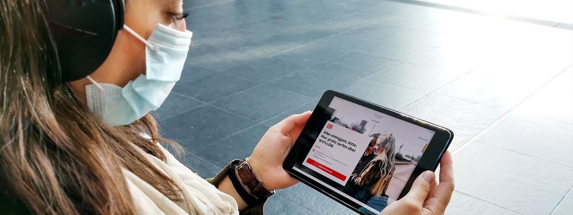 Quelle: DB AG / Antje Wittig Frau mit Tablet am Bahnhof