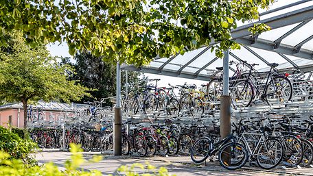 Moderne Bike+Ride Abstellanlage der Deutschen Bahn