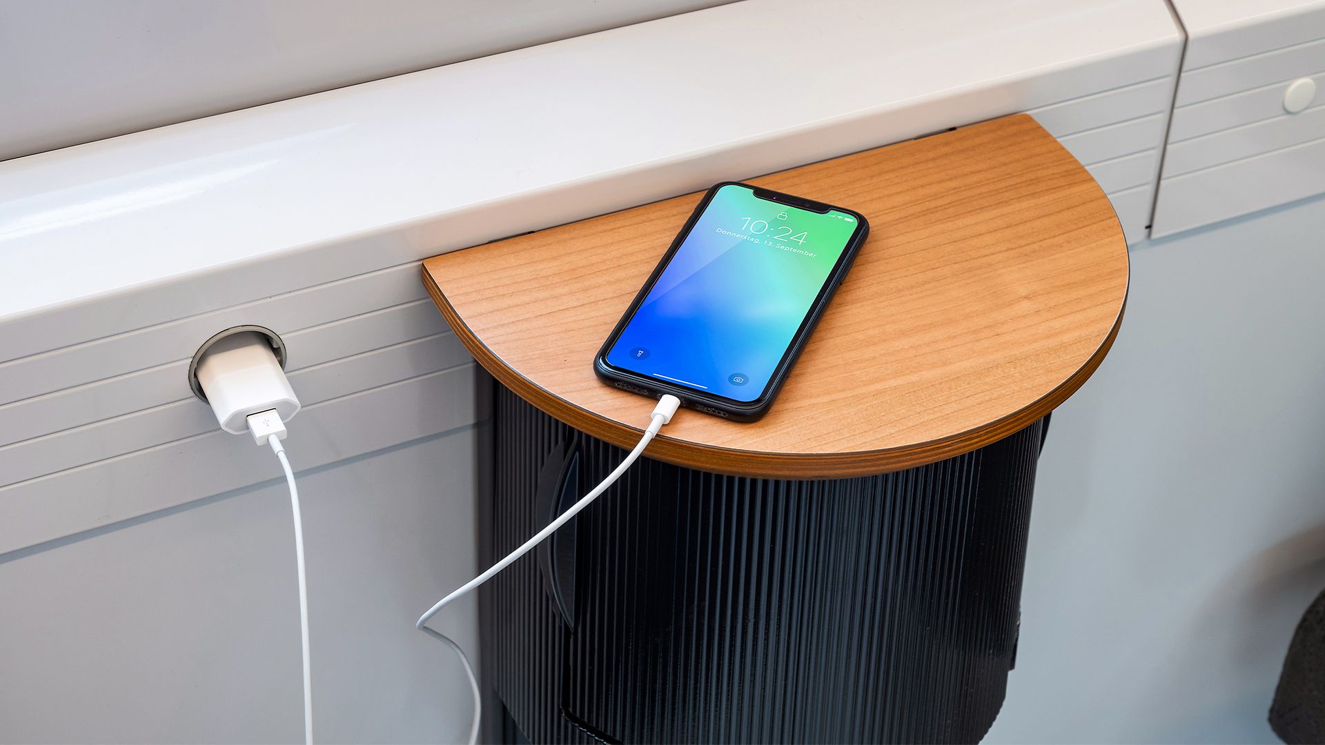 Smartphone wird im Zug aufgeladen