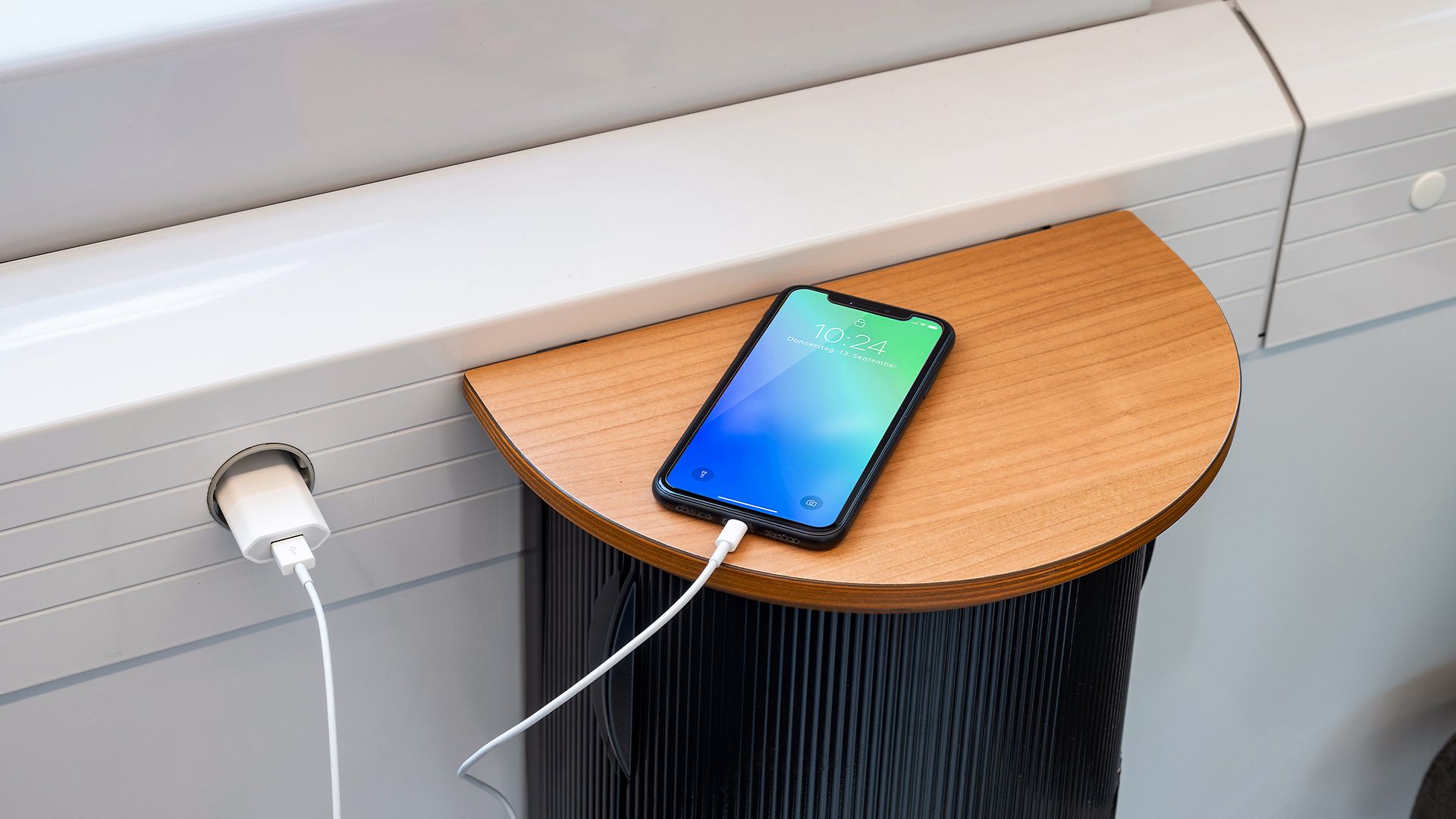 Smartphone wird im Zug aufgeladen