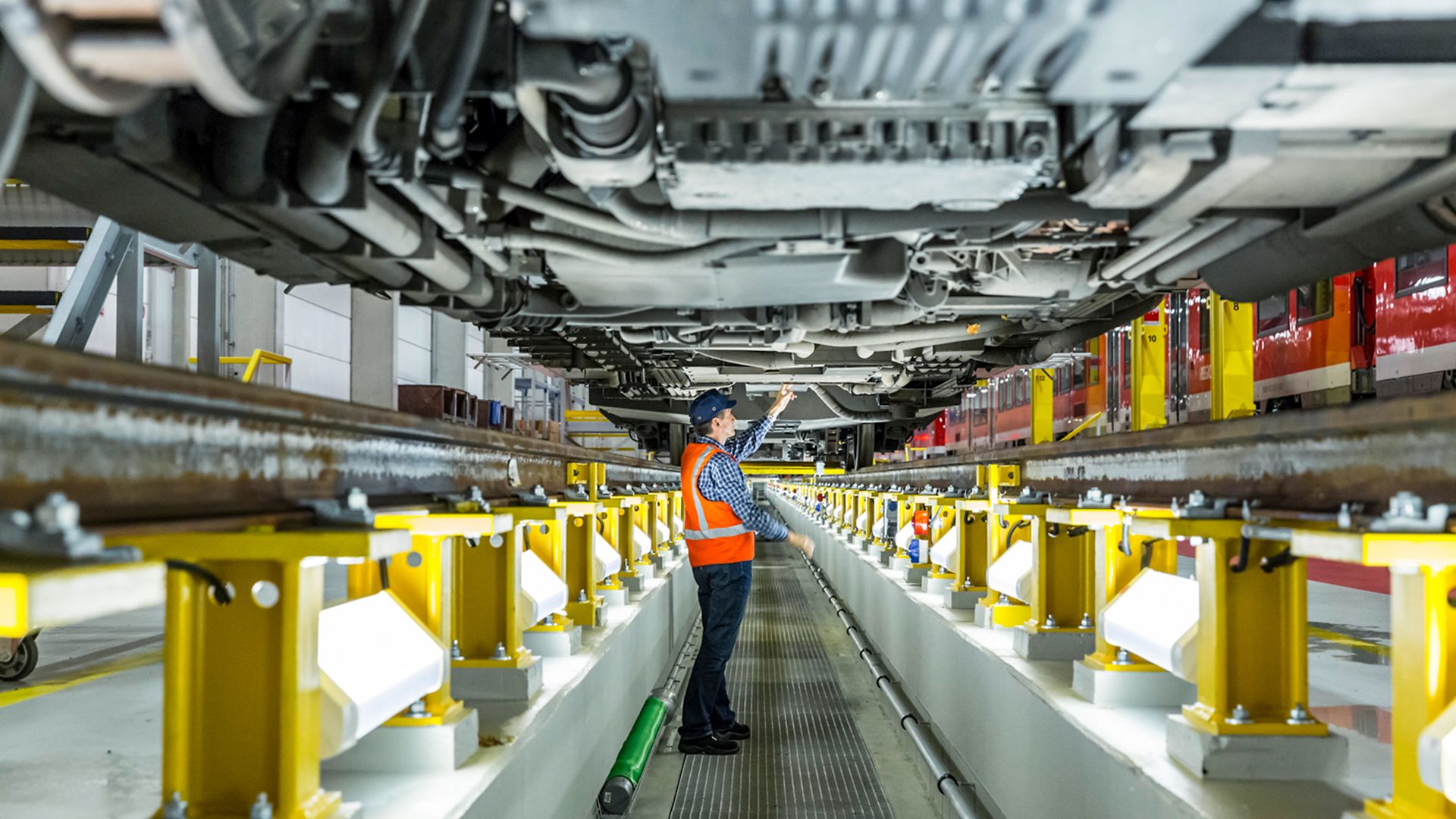 Werkstattmitarbeiter bei der Instandhaltung eines Zuges