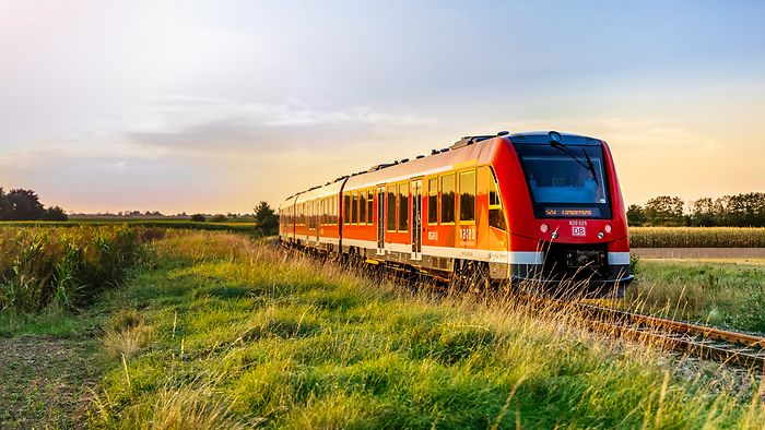 Voreifelbahn auf der Fahrt durch ländliche Region