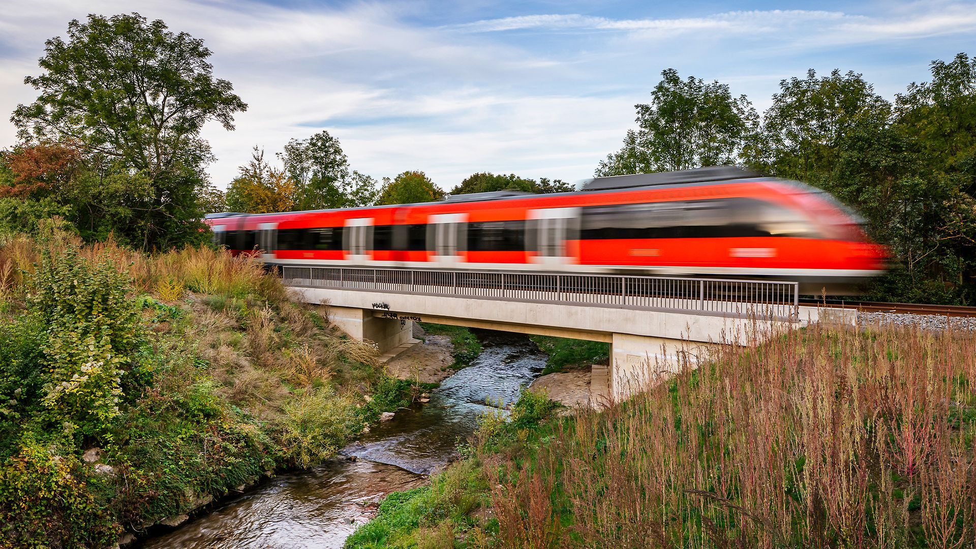 Voreifelbahn überfährt kleine Brücke