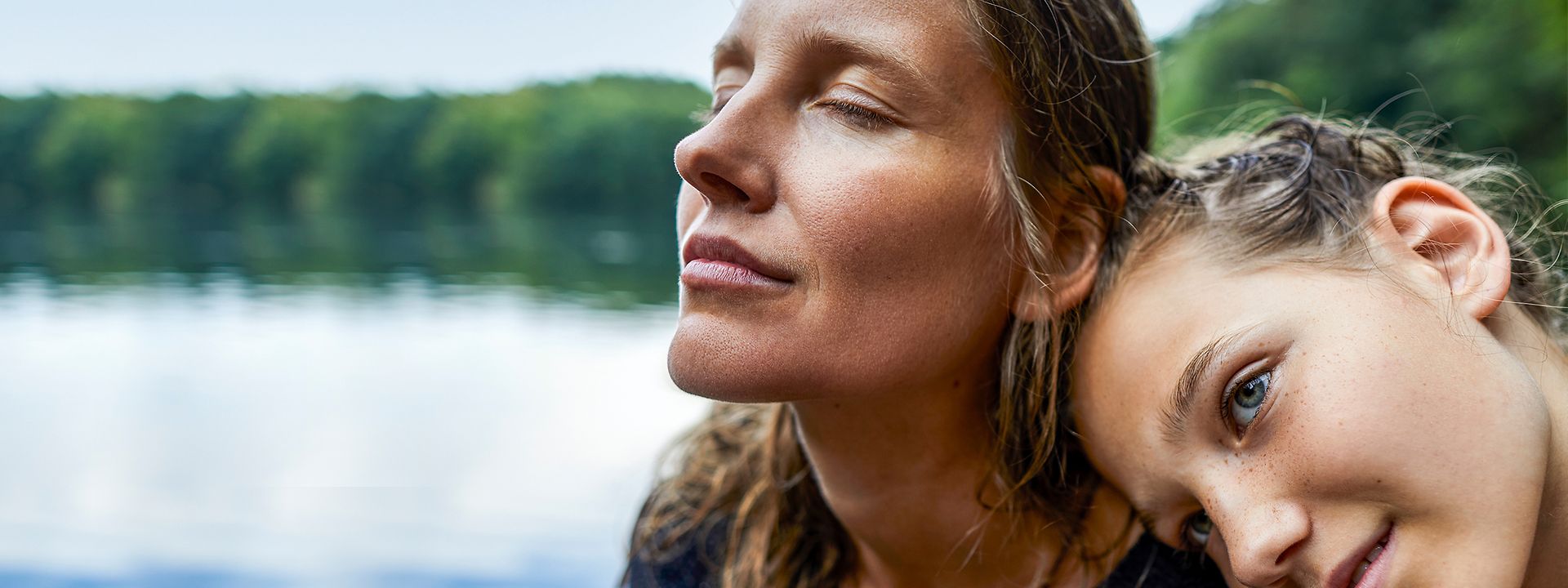 Quelle: Oliver Rossi / Stone / Getty Images Mutter mit Kind am See