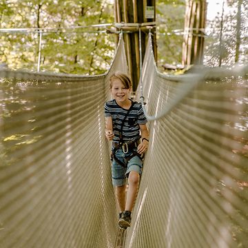 Hängebrücke im Kletterpark
