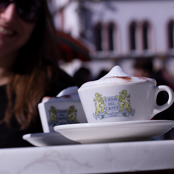 Quelle: DB Regio AG Kaffeetasse mit Milchschaum