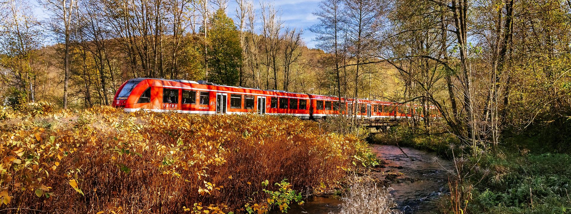vareo-Zug RB 25 entlang der Oberbergischen Bahn
